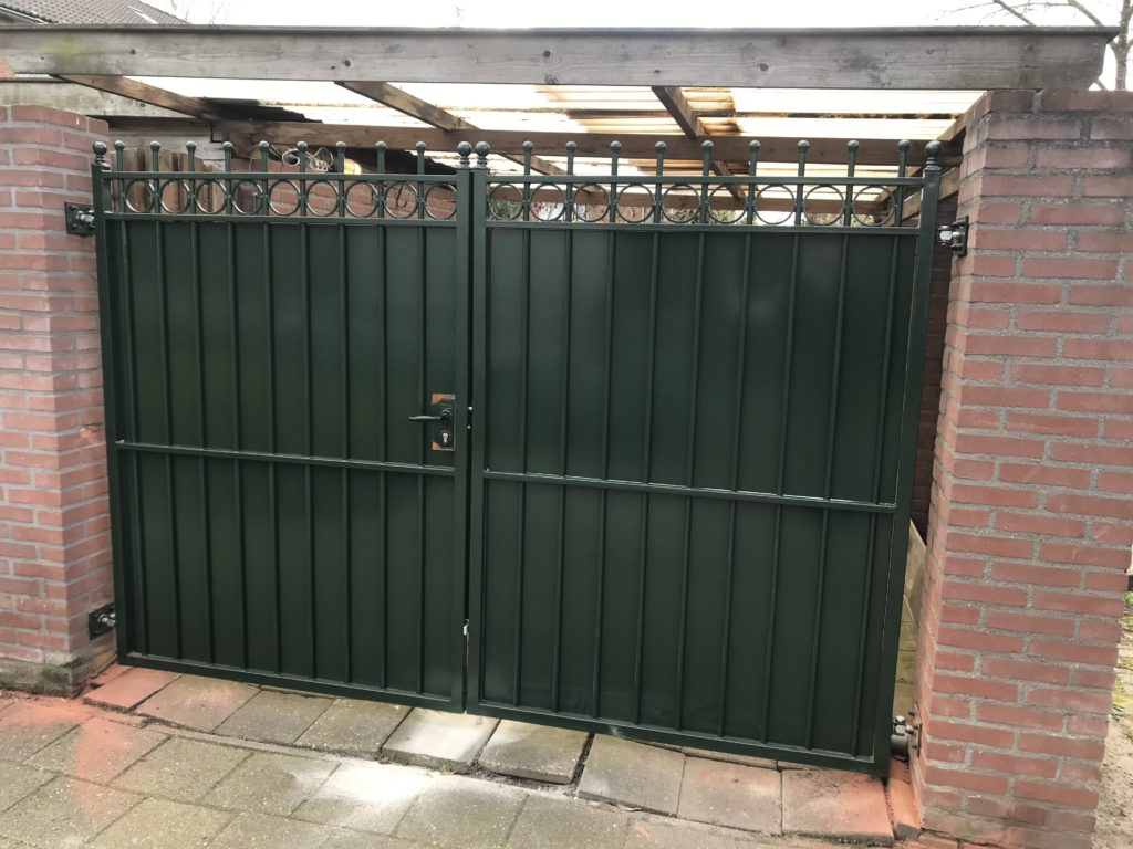 Deze dichte poort bied u privacy .
uw tuin / oprit wordt afgesloten op een sierlijke manier.
