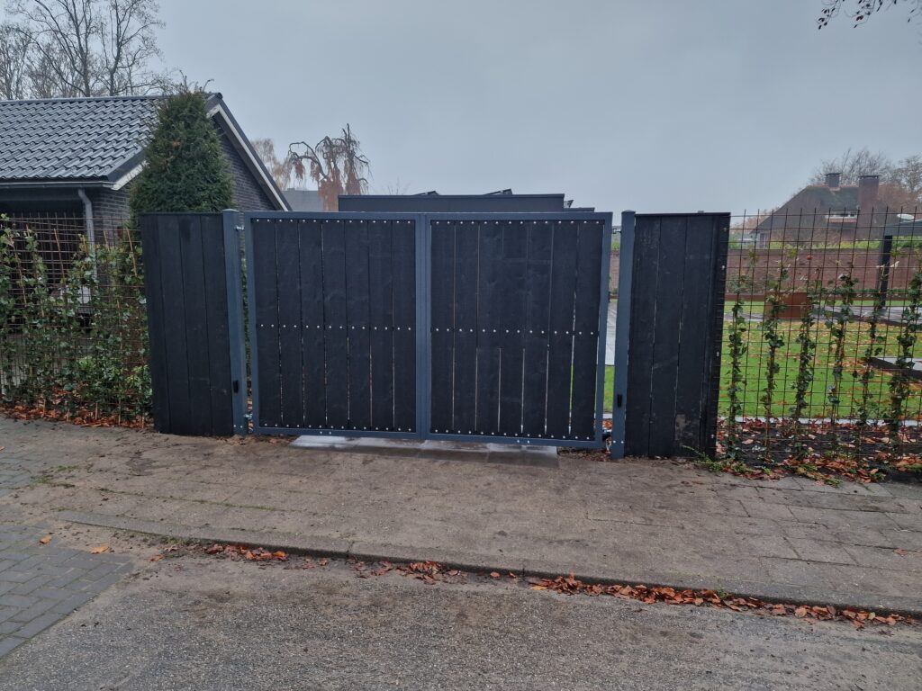 Poortframe met houtvulling
Met daarnaast 2 schuttingdelen.