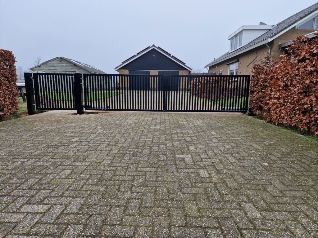 Poort: 27
met koker 40 x 20 mm als verticale spijlen.
poort van alle gemakken voorzien .
